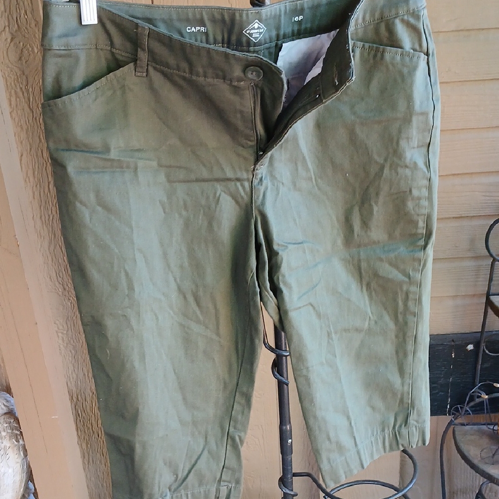 St. John's Bay Olive Green Capris